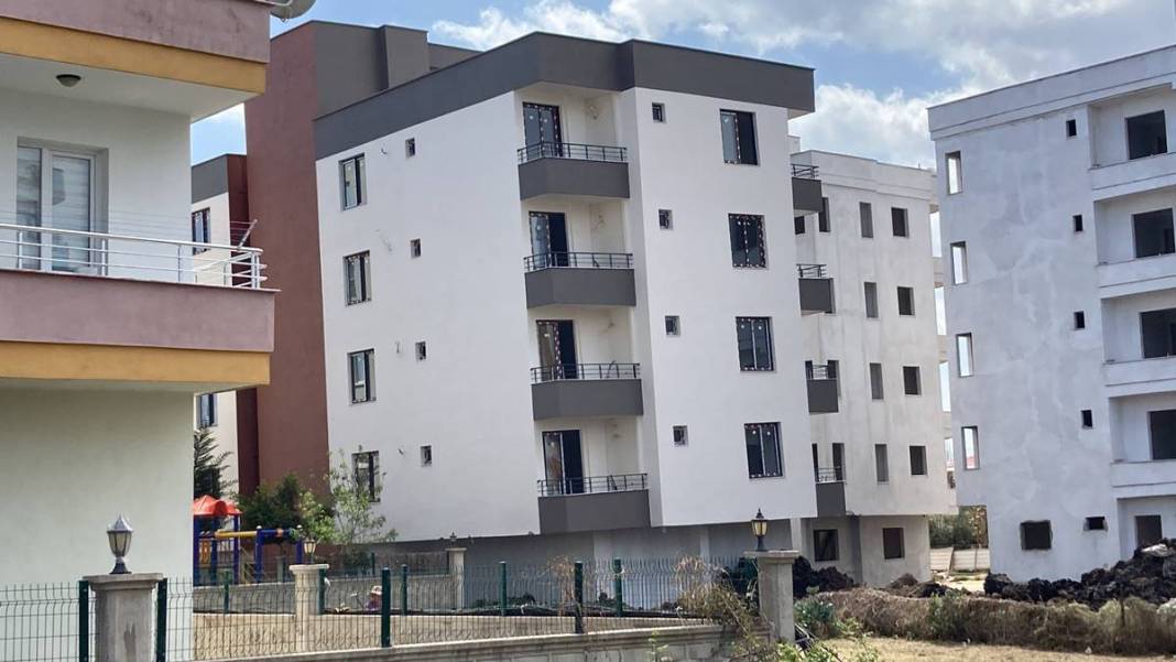 Sıfır bina yan yattı: İnşaatı yaparken zemini kontrol eden olmadı mı! Korkutan manzara 8